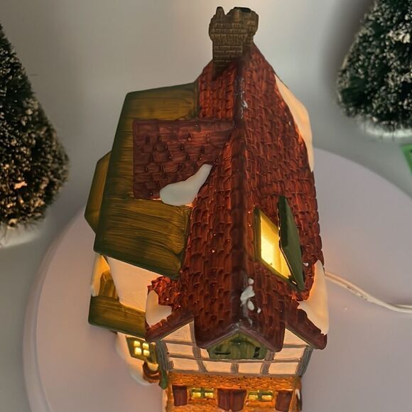 DEPT 56 MERMAID FISH SHOP - Picture 9 of 13